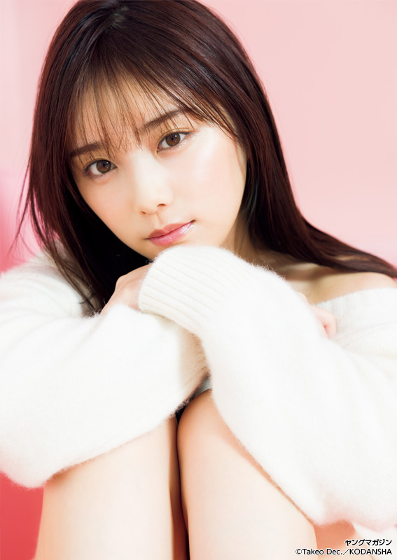 与田祐希、色気あふれるオフショルニット着こなし💞表紙＆グラビア登場