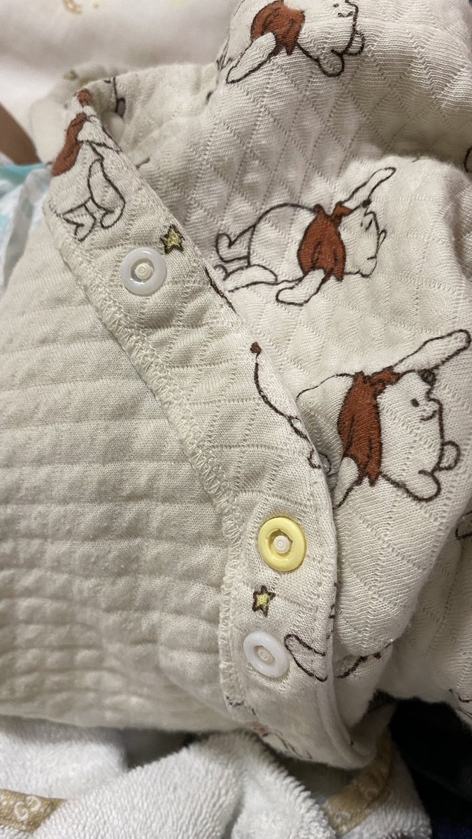 nakamura's tweet photo. 絶賛赤ちゃん育て中の親御さんには同意してもらえると思うんだけど、ロンパースの色違いのボタンは #GoodUI 。

ってか、色が全部同じやつの場合、しょっちゅうつけ違いして全部付け直しになる。 https://t.co/oNNw2Rrt7B
