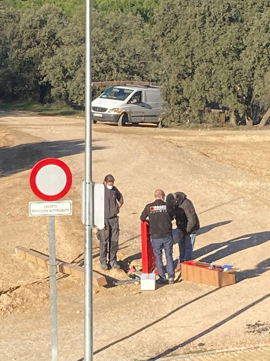 elmontecilloLR's tweet photo. Definición de “poner puertas al campo”. Vallas en este caso, de @jdelauz, para regular el futuro tráfico rodado de vehículos dentro de la Dehesa de Nabalcarbón. VERGONZOSO. #SOSNavalcarbón https://t.co/arFLWRrFNC