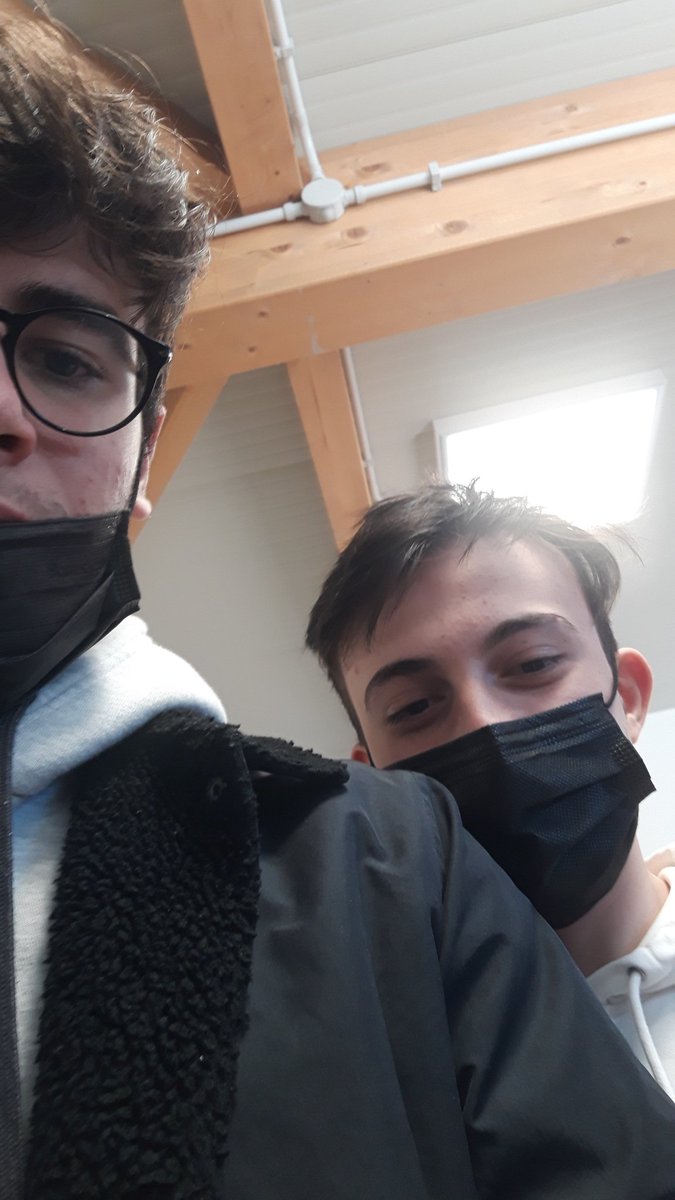 gerrano56's tweet image. Ho incontrato questo ragazzo senza pantaloni mi pareva giusto farsi una foto (bel cazzo 8/10)