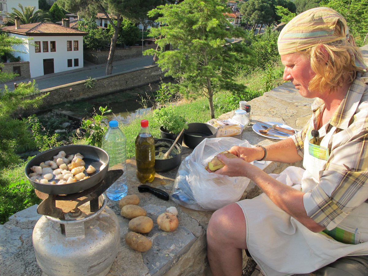WilcovanHerpen's tweet photo. Zor yerlerde yemek yapmak çok keyfli bisey.  It's such fun to prepare food at different and difficult places. #outsidecooking https://t.co/Y01uKr0pee