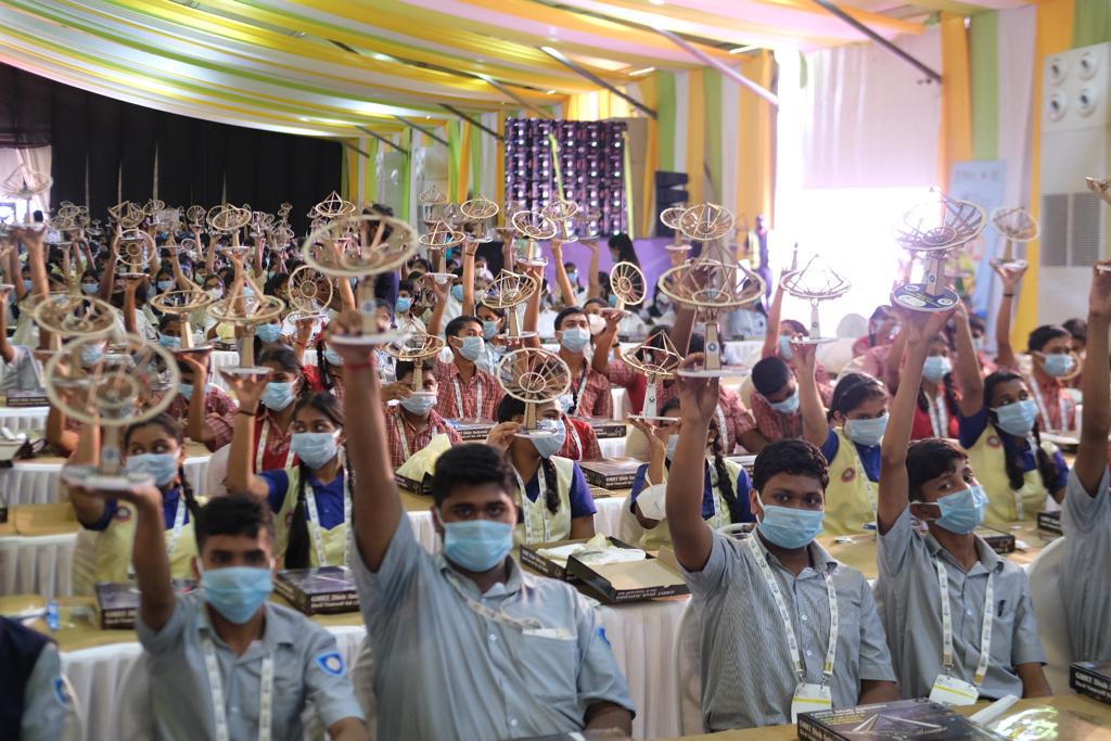 IISF2021's tweet photo. A super proud moment for us all. The students hold the assembled GMTR dishes that won us a Guinness World Record for 'Largest space exploration lesson in a single venue'. Cheers to the incomparable efforts and dedication of the entire team! https://t.co/P5m9TQ1Wef