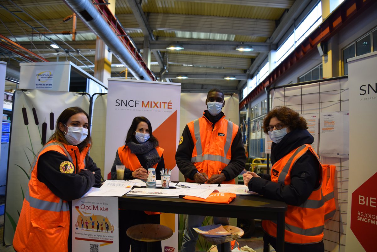 TM_ParisNord's tweet photo. Le 24 Novembre s’est tenu notre Forum #RSE au #TCPN afin de présenter les objectifs et les actions menées autour de la RSE. Les stands étaient consacrés à l’engagement #Transilien, #SNCFMixité, ect.
Nous avons également reçu la visite de @ZeldaCrambert, directrice des lignes H&K. https://t.co/FiA63mEHsd