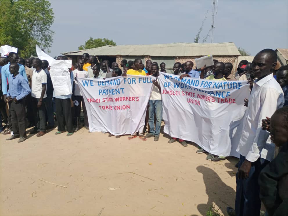 MingkamanF's tweet photo. Teachers in #Jonglei protest, demanding for work ALLOWANCES and 100% increment that the president announced in July.
#Bor, #SSOT https://t.co/UlyHefRvzs