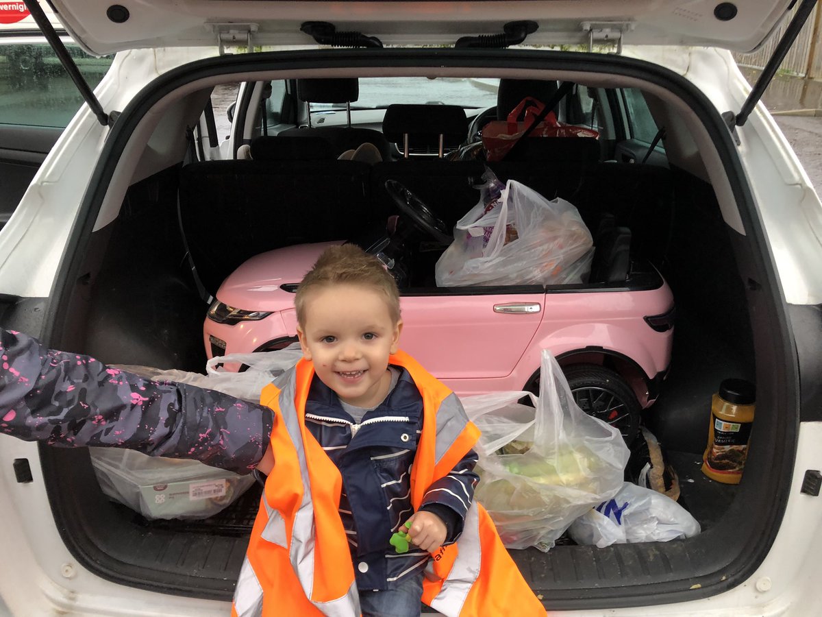 help_warm's tweet image. Good Morning, just look at our adorable mini volunteer the young Robbie out helping his Mum dropping food essentials &amp;amp; toys to another family in need of a helping hand 🎁🙌 @ColinMc71 @ColinGi22772626 @SPG_Glasgow @2020Whitehill Please retweet our gofund.me/8f8f8af1