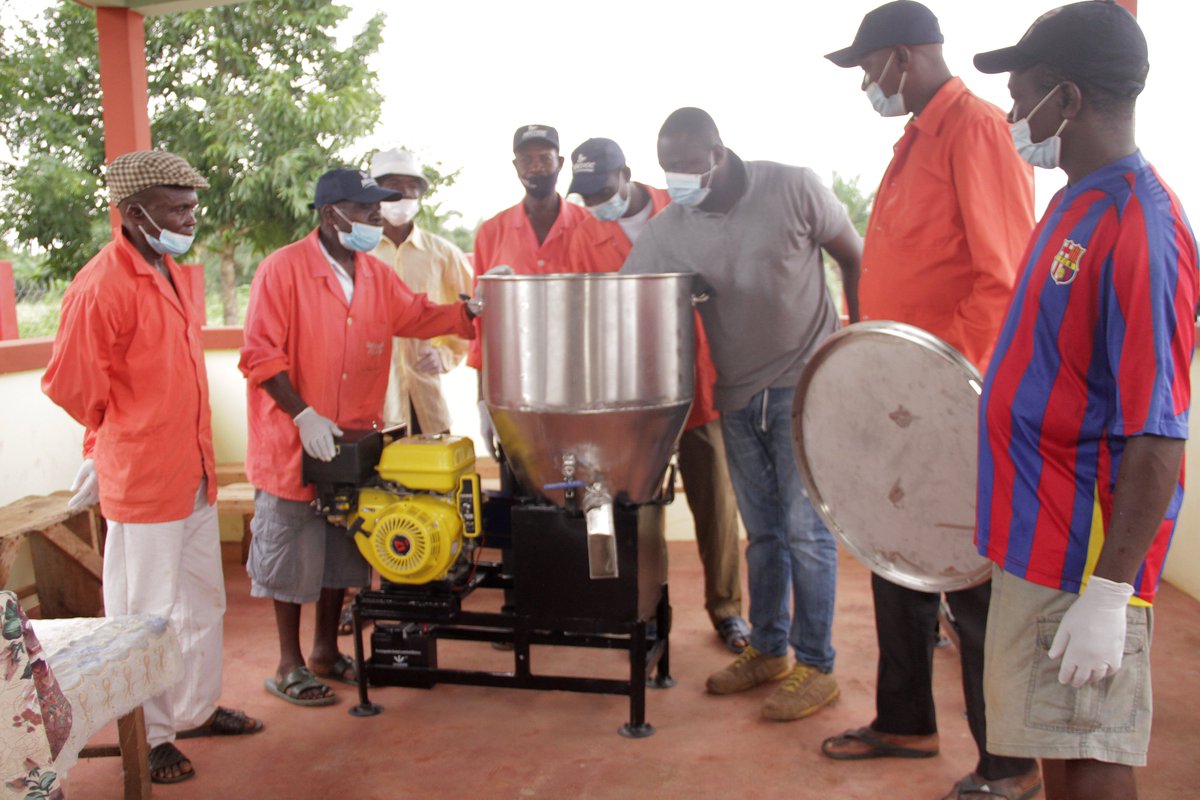 FAOauTogo's tweet photo. Le FAOR s'est rendu à Attitogon auprès de la coopérative transformatrice de la tomate en purée concentré, qui a bénéficié de la construction de leur unité de transformation et du matériel pour le respect des bonnes pratiques d'hygiène. https://t.co/0AaDVrvHsn