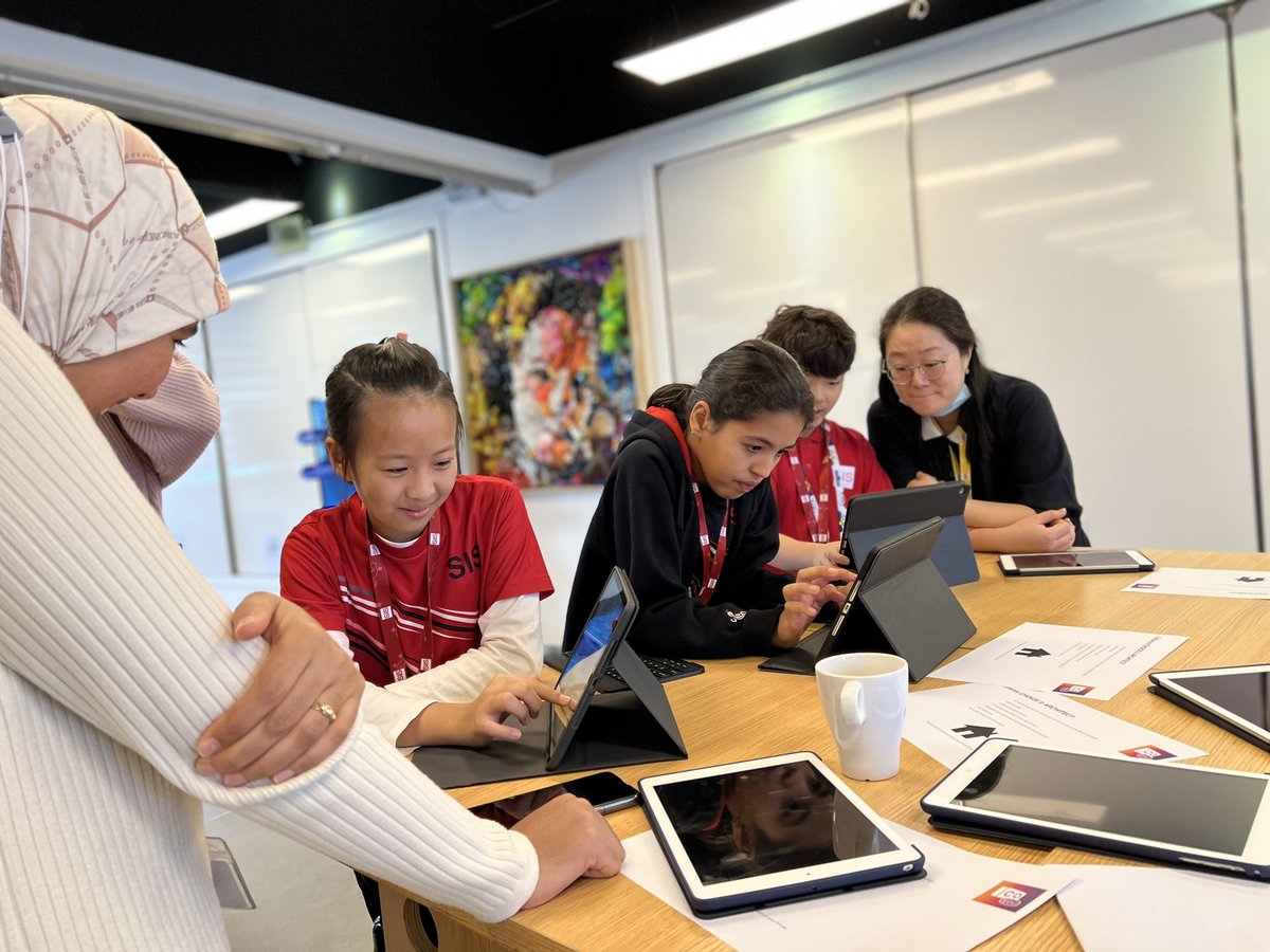 Today we had some amazing student innovators work with parents during our “Not all screen time is created equal” workshop. They got to teach and lead as parents got to complete @CoSpaces_Edu tasks. #sisrocks