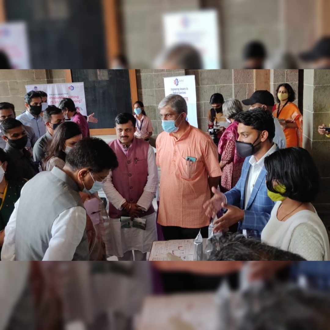 MediAsha_Tech's tweet photo. Showcased FractoAid to Shri @PiyushGoyal; Smt.Shruti Singh, JS @DPIITGoI; Smt. Verma @MSInSociety at @ScitechParkPune @PuneUniv 
FractoAid supports fractured limb in golden hour in 5 minutes &amp; prevents lifelong disability
Thank you @COEPs_BHAU @venture_center for constant support https://t.co/QrcpxTcdgG