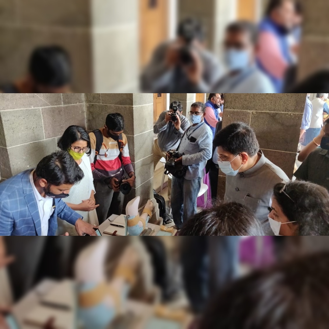 MediAsha_Tech's tweet photo. Showcased FractoAid to Shri @PiyushGoyal; Smt.Shruti Singh, JS @DPIITGoI; Smt. Verma @MSInSociety at @ScitechParkPune @PuneUniv 
FractoAid supports fractured limb in golden hour in 5 minutes &amp; prevents lifelong disability
Thank you @COEPs_BHAU @venture_center for constant support https://t.co/QrcpxTcdgG