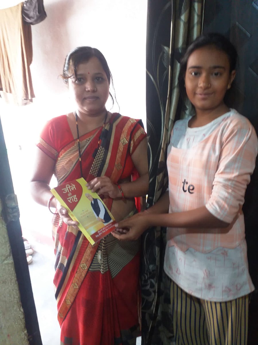 SargamChaurasi1's tweet photo. #Selfie_With_Book https://t.co/8BBq3ijUEX