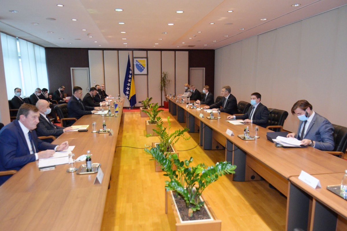🇭🇷 i 🇧🇦 prijateljske su države koje nastavljaju jačati dobrosusjedske odnose! Danas u Sarajevu s predsjedetaljem <a href="/Vijeceministara/">Vijeće ministara BiH</a> Tegeltijom o reformi Izbornog zakona, jačanju gospodarskih odnosa i trgovinske razmjene te europskom putu BiH, čiji je 🇭🇷 najsnažniji zagovornik.