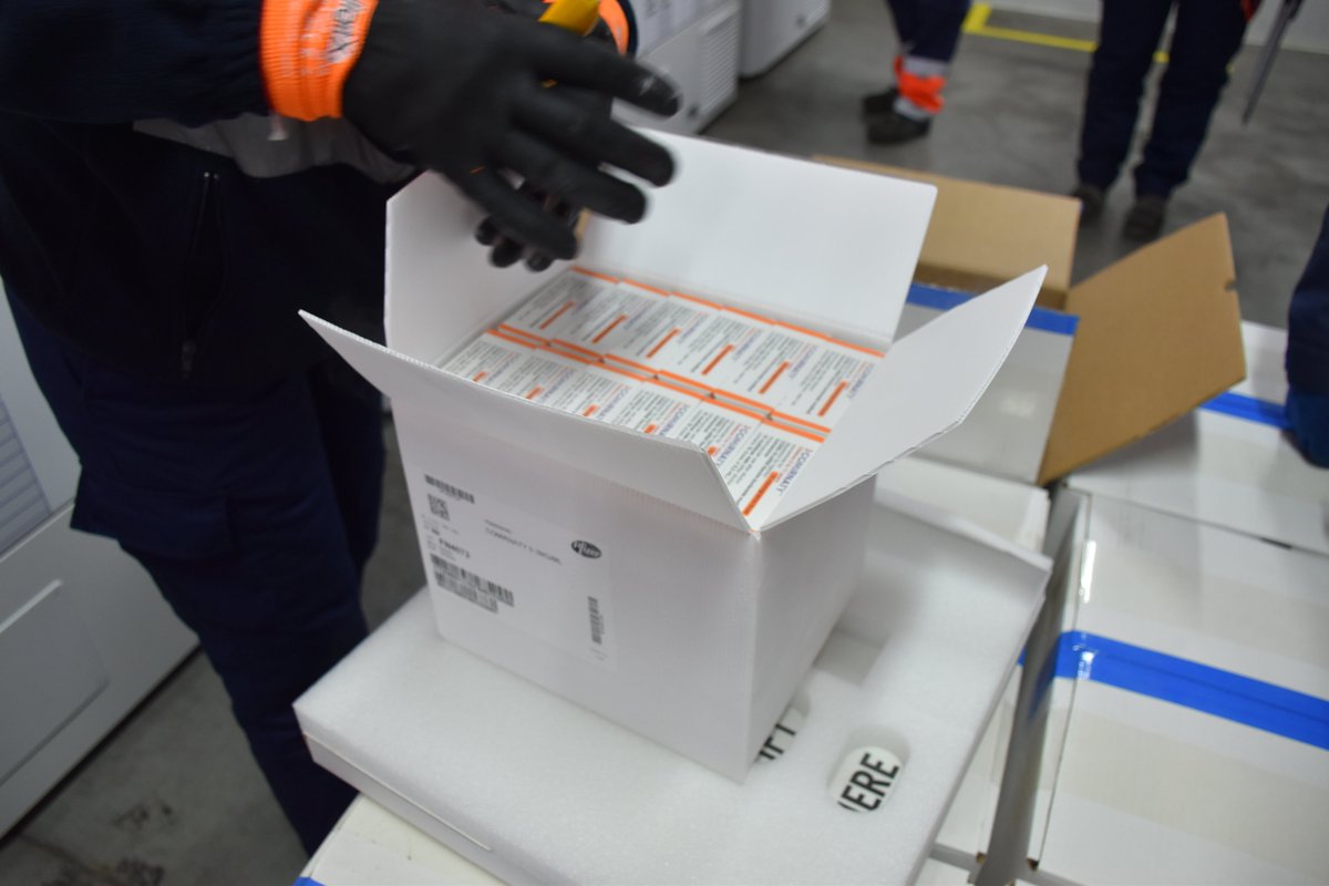 sanidadgob's tweet photo. 🔴 ÚLTIMA HORA👉 Llega a España la primera remesa de vacunas pediátricas destinadas a la población entre 5 y 11 años

✔️ Más de 1,3 M de dosis que se distribuirán entre las comunidades y ciudades autónomas según su población diana

✔️ La campaña arranca el 15-D

#YoMeVacunoSeguro https://t.co/9zQoCEMGYZ