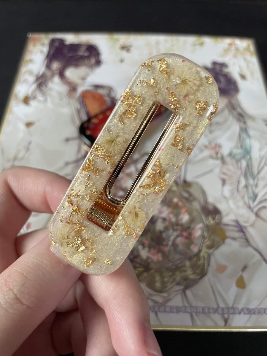 shroomyjellies's tweet photo. One of my first danmei-inspired resin pieces! Super cute hairclips that matches with almost anything! #HuaCheng #XieLian #hualian #danmei #resin #rinandresin #TGCF #天官赐福 #HeavenOfficialsBlessing https://t.co/TeLSwglMDw