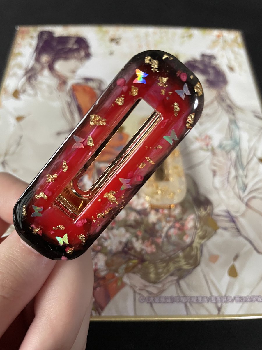 shroomyjellies's tweet photo. One of my first danmei-inspired resin pieces! Super cute hairclips that matches with almost anything! #HuaCheng #XieLian #hualian #danmei #resin #rinandresin #TGCF #天官赐福 #HeavenOfficialsBlessing https://t.co/TeLSwglMDw