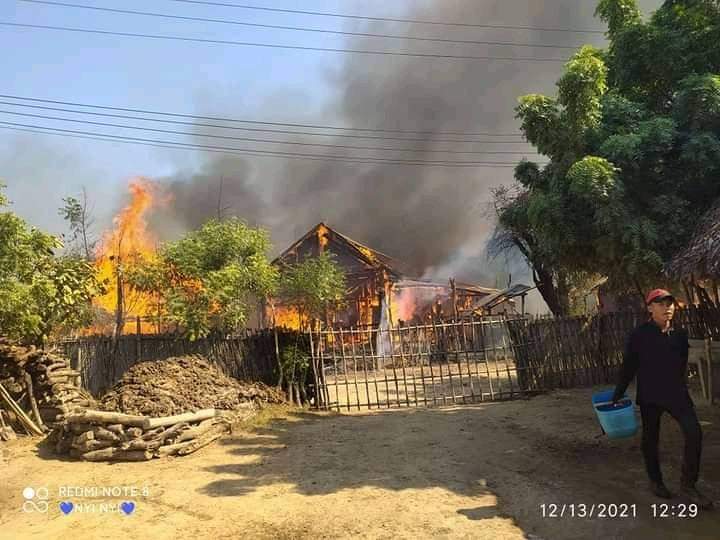 In BURMA. Dec 13/2021
ဒီဇင်ဘာလ(၁၃)ရက်နံနက်ပိုင်းတွင် အကြမ်းဖက်စစ်ကောင်စီတပ်ဖွဲ့များနှင့်ပျူ‌စောထီးအဖွဲ့တို့သည်စစ်ကိုင်းတိုင်း၊အရာတော်မြို့နယ်၊ကဲဘာကျေးရွာရှိ ပြည်သူပိုင်အိမ်ခြေ(၁၀၀)ကျော်တို့အား မီးရှို့ဖျက်ဆီးခဲ့ကြသည်။