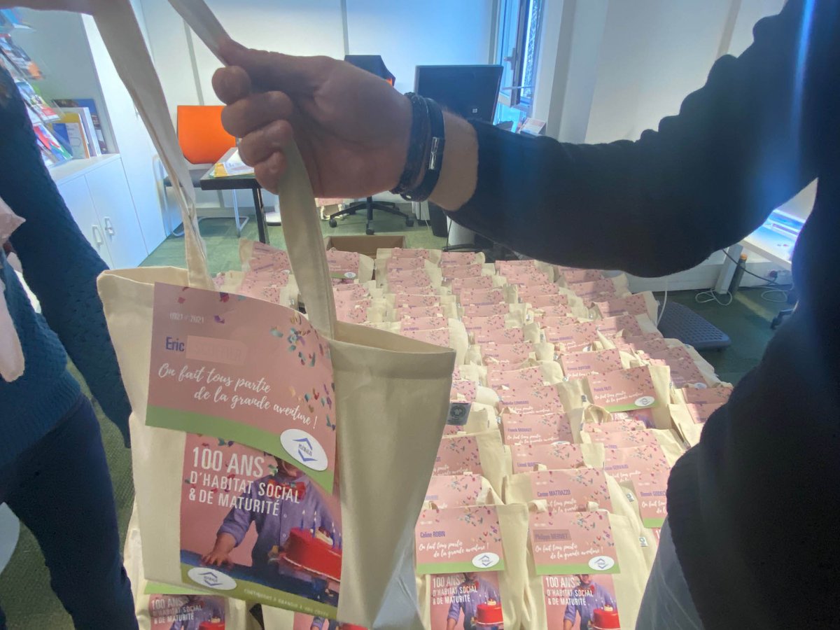 [ 💯ans Pluralis🎂 ]
Cet anniversaire c'est aussi celui des salariés <a href="/PluralisHabitat/">Pluralis Habitat</a> 👉 remise d'1 kit du "centenaire" personnalisé pour remercier chaque collaborateur de son investissement au quotidien #logementpourtous
#bonnat #100ans #cominterne #hlm #ProcivisLogementSocial