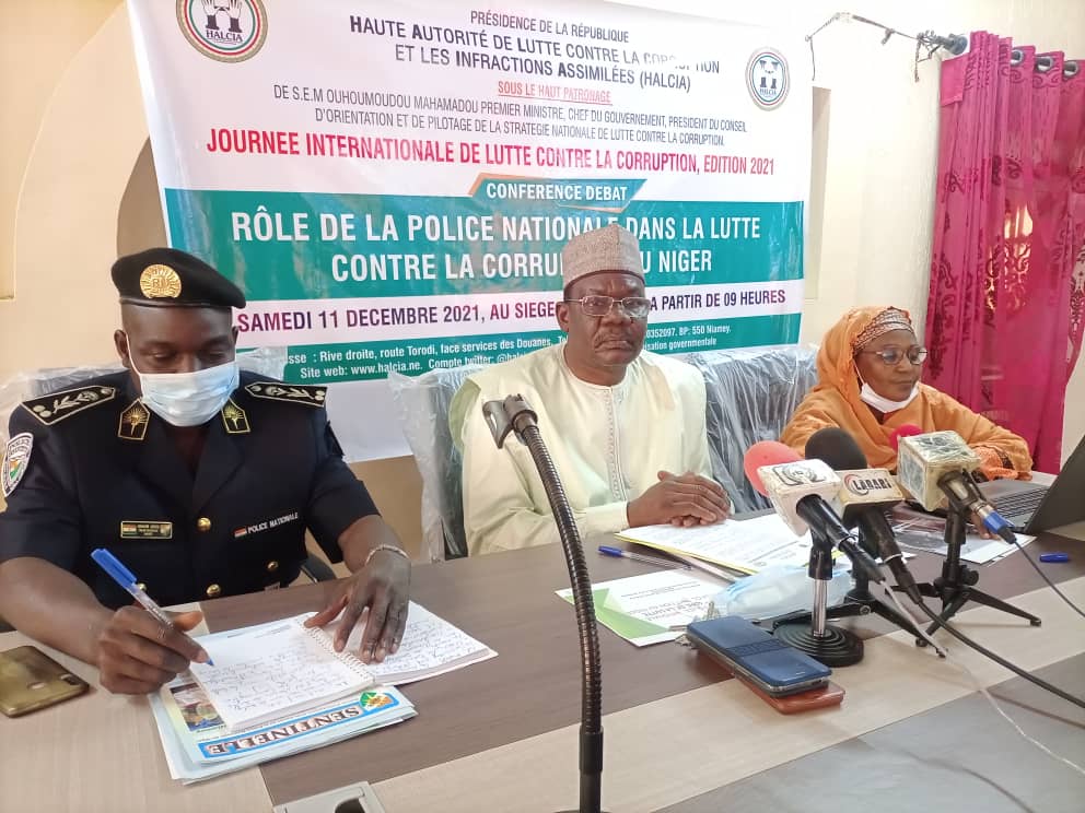 halciaNiger's tweet photo. Conférence débat " rôle de la Police Nationale dans la lutte contre la corruption au Niger https://t.co/oR899TmxU2