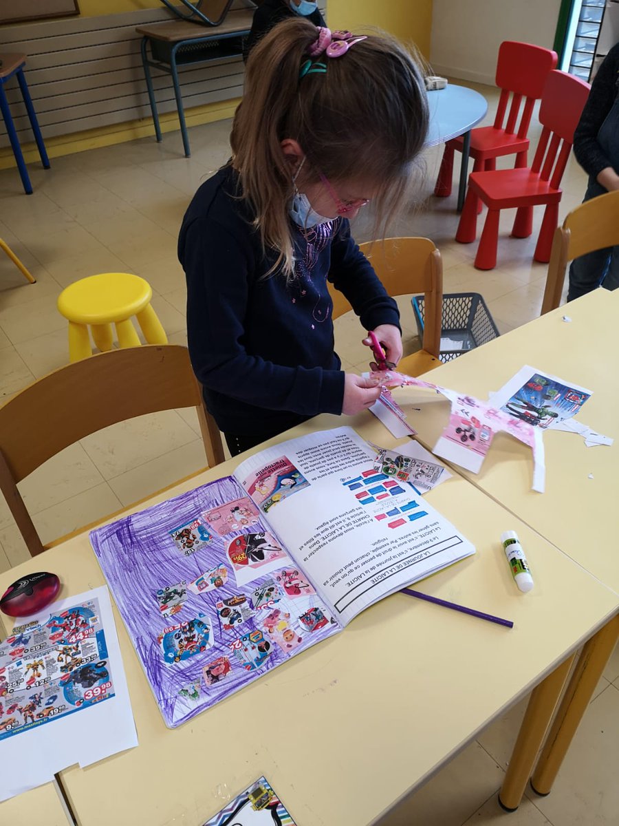EcoleFlaubert's tweet photo. Réflexion autour de l'#EgalitéGarçonFille avec la création d'une page mixte a partir de catalogues de jouets 
Et
Association albums jeunesse/articles de la charte
#JourneeDeLaLaicite https://t.co/wCDQ87IJzf