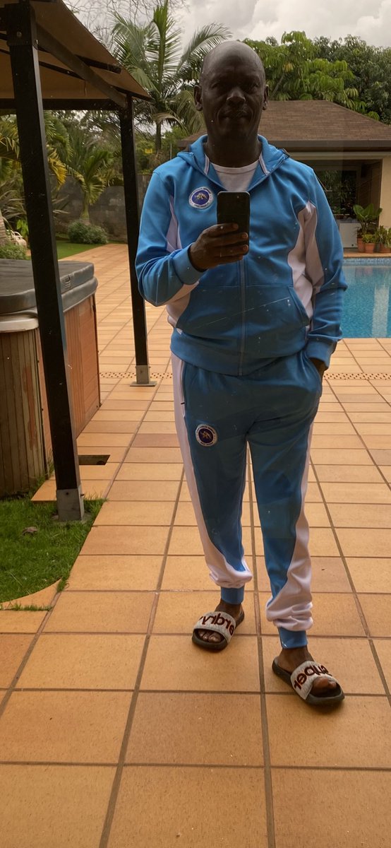 I thank the dude who gifted me this party track suit. 🙏🏽🙏🏽