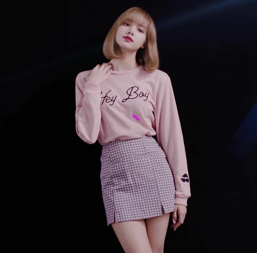 CloutNewsMedia's tweet photo. .@BLACKPINK's LISA stuns in a new campaign for PENSHOPPE ❤️

#BLACKPINK #LISA #LALISAMANOBAN #LALISA https://t.co/1oyA5qYA6E
