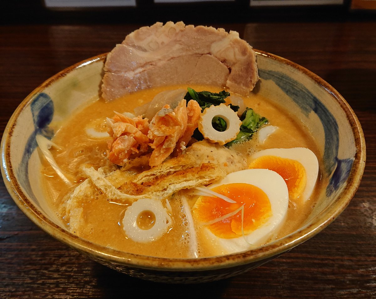 TabidYuzu's tweet image. #くろとん
 #限定麺 白味噌らぁめん

個性しかない味噌好きです(b･ω･)b
酒粕感強めの塩梅！
シャケ、ちくわ、油揚げ等意外性ありながらまとめあげるセンスは凄い！！

美味しかったです　ご馳走様でした