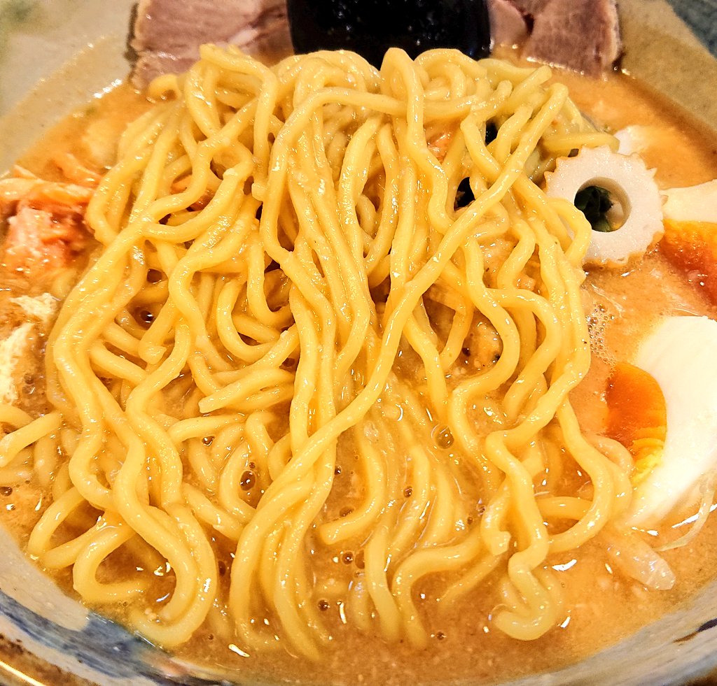 TabidYuzu's tweet image. #くろとん
 #限定麺 白味噌らぁめん

個性しかない味噌好きです(b･ω･)b
酒粕感強めの塩梅！
シャケ、ちくわ、油揚げ等意外性ありながらまとめあげるセンスは凄い！！

美味しかったです　ご馳走様でした