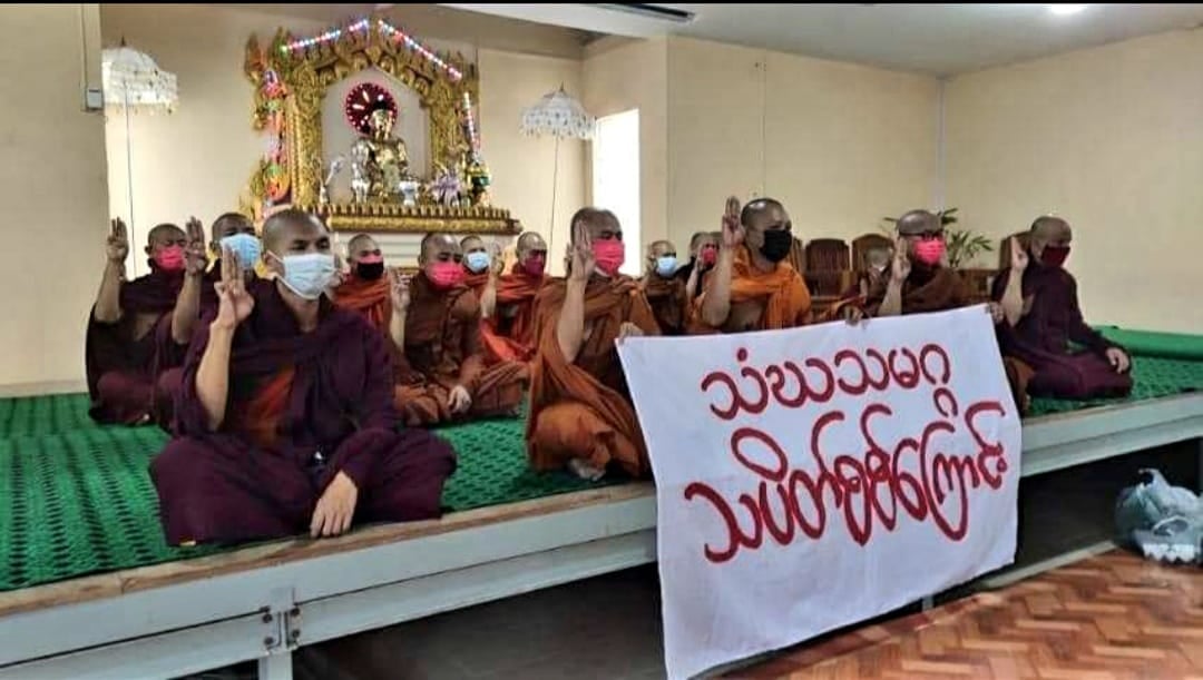 Khithitofficial's tweet photo. မန္တလေး သံဃသမဂ္ဂ သပိတ်စစ်ကြောင်း ဆရာတော်များ ဦးဆောင်ကာ ယနေ့ ဒီဇင်ဘာလ ၁၃ ရက်နေ့တွင် ပရိတ်ရွတ် မေတ္တာပို့ပြီး အကြမ်းဖက် စစ်ကောင်စီ ဖက်ဆစ် စစ်တပ် တော်လှန်ရေး လှုပ်ရှားမှု ပြုလုပ် https://t.co/0DPDEHmXPE
