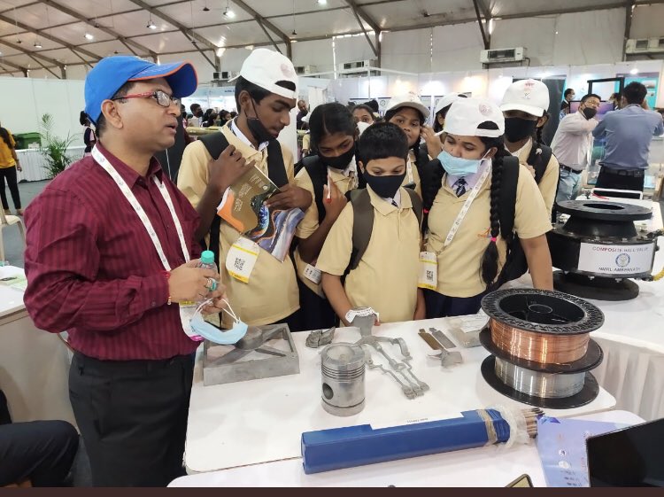 Igniting young minds & inspiring next gen technopreneurs, DRDO marks its presence at India Intl Science Festival #IISF2021 at Panaji, Goa. Honble Union Minister of State for S&T @DrJitendraSingh evincing keen interest in various DRDO Systems & Technologies. #AmritMahotsav