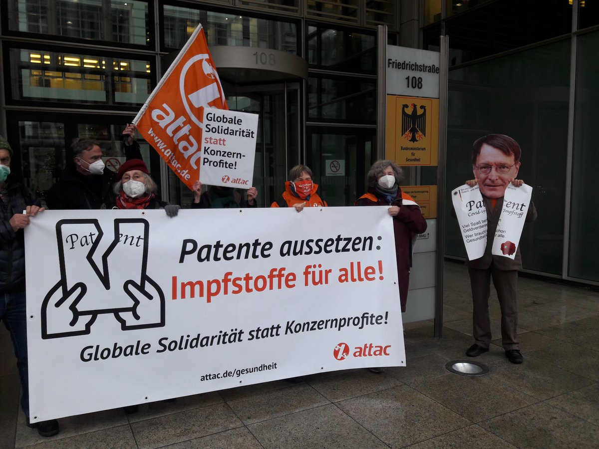 Attac_Berlin's tweet photo. Heute vor dem Gesundheitsministerium @Karl_Lauterbach:
Keiner ist sicher bis alle sicher sind!
Parallel findet eine Aktion in Mainz bei Biontech statt.
#Patente
#TRIPSwaiver
#makethemSIGN https://t.co/YOQko7a0nd