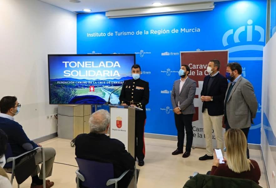 AytodeCaravaca's tweet photo. 🇪🇸👏Una maniobra militar muy especial para repartir solidaridad estas #Navidades ¡Gracias! ⤵️
ℹ La campaña ‘Tonelada solidaria’ reparte estas 1.000 kilos de alimentos a las Cáritas de Noroeste y a otras organizaciones sociales: https://t.co/NfXXCvu2Q2
#ToneladaSolidaria https://t.co/xSmmMsMpXZ