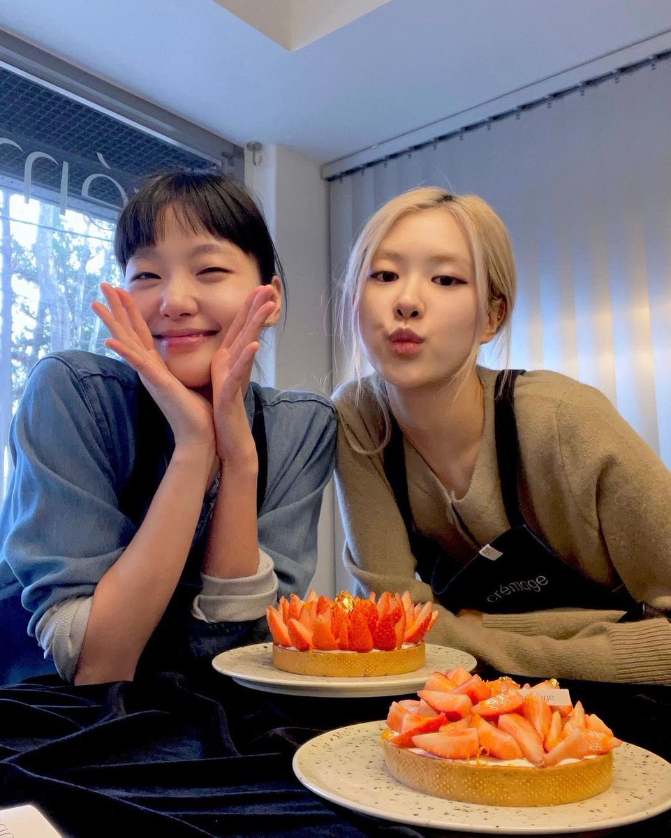 misskimgoeun's tweet photo. omg my gurls ggone &amp; rosé https://t.co/GQqQaJVxpr