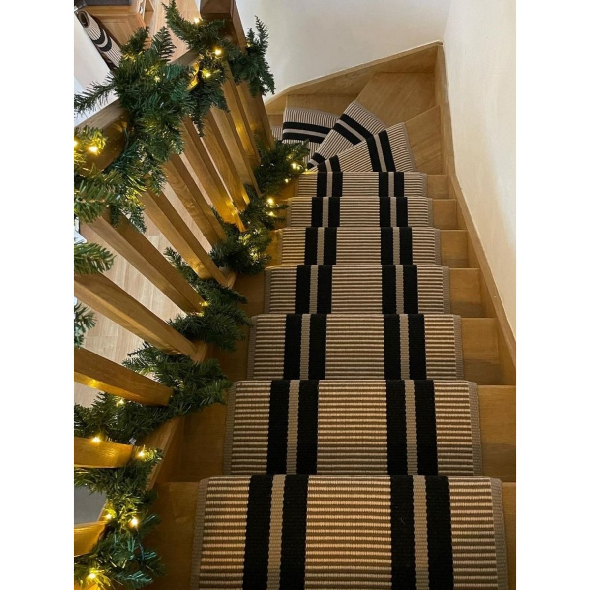hartleytissier's tweet photo. This staircase starring one of our PNT16 runners is spreading Christmas joy & we love it! 🎄
#hartleytissier #hartleyandtissier #madeinengland #designedinfrance #flatweave #wool #carpet #stairrunner #interiordesign #luxurylifestyle #staircase #flooring #woodenstairs #staircarpet https://t.co/fQomRrmRLP
