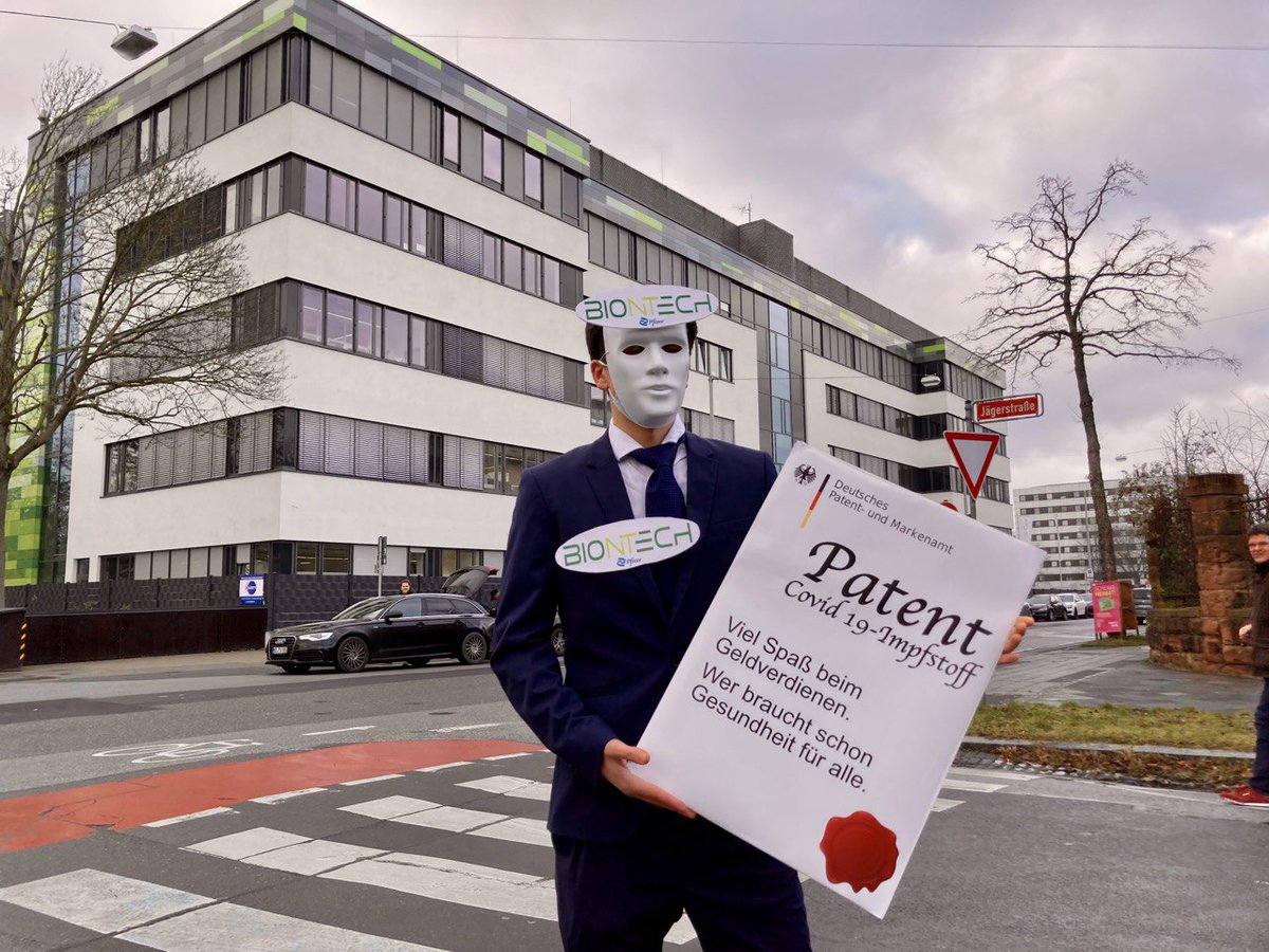 Attacd's tweet photo. @Karl_Lauterbach Es ist höchste Zeit, globaler Solidarität Vorrang vor Konzernprofiten einzuräumen! Auch vor dem Unternehmenssitz von #Biontech in Mainz fordern Aktivist*innen von Attac die Pharmaindustrie auf, die Patente freiwillig freizugeben. #gebtdiepatentefrei #makethemsign #tripswaiver https://t.co/SQXvzEKGOr