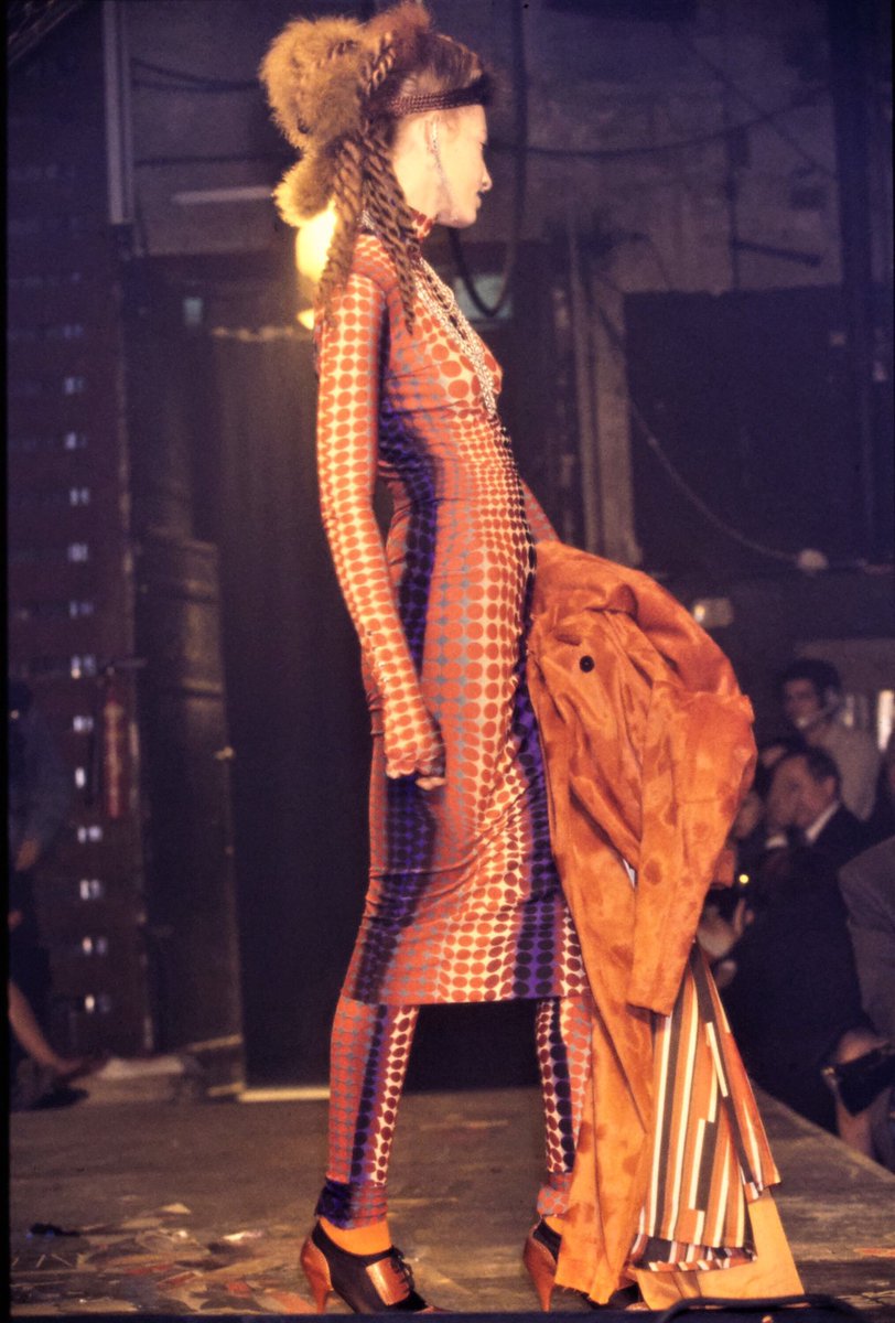 Aitor_salinas's tweet photo. Qué ilusión me hace ver a Victoria Abril llevar este Jean Paul Gaultier de la colección otoño 1995. Una mujer que ha llevado Gaultier de verdad, que vivió esta colecciones, que las rescata no por moda, sino porque las ha llevado siempre. https://t.co/M0nCbXLyvR