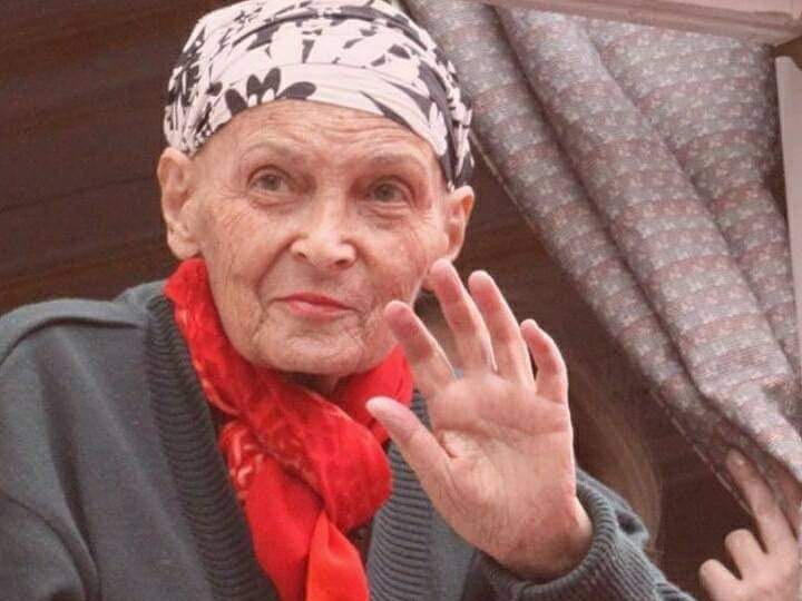 avturkoglum's tweet photo. Türk tarihine ve İslâm'a düşman olarak yaşadı, yıllarca misyonerlik yaptı. Başörtüsüne savaş açtı ve başörtüsüne mahkum olarak öldü.
Unutmadık seni, unutmayacağız; bu milletin kara lekesi olarak yaşayacaksın. Odunun bol olur inşaallah.
#TürkanSaylan https://t.co/OC3Y4vuOWF
