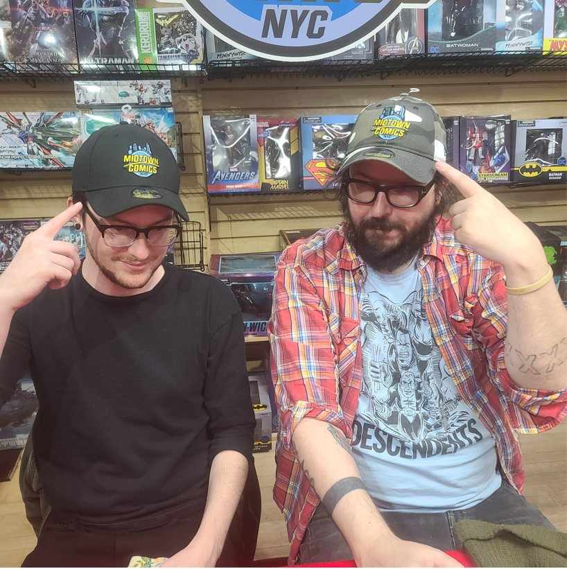 MidtownComics's tweet photo. Welcome to #MidtownMerchMonday
#MatthewRosenberg & #TylerBoss rocking sweet #Midtown #swag !
Scoop up these hats:
👉https://t.co/0rQPkgiDdp
Double signed copies What's the Furthest Place From Here
👉https://t.co/EDrleDndug
#MidtownExclusive #Swag @AshcanPress @BoyCartoonist https://t.co/YILrV3qdZz