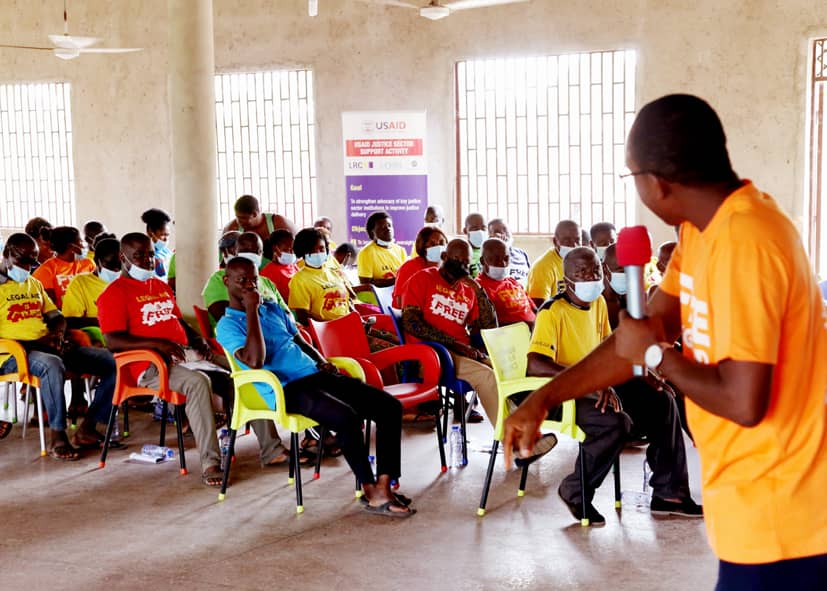 CHRIAFRICAOFFIC's tweet image. To observe Legal Aid Week Celebration, CHRI together with Legal Aid Commission, Ghana and its local partners on November 8 organized a community durbar and a meeting with opinion leaders in Berekum, Bono Region.
Supported by @USAID #JSSActivity

#NoBarrierToJustice
#legalaidghana