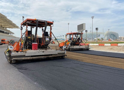 TopconPosSpain's tweet photo. La solución SmoothRide de Topcon Positioning Systems se utilizó por primera vez para pavimentar un circuito de Fórmula1. Y sí, estamos hablando del circuito de Yas Marina en Abu Dhabi que dio la bienvenida al Gran Premio de F1. ¡felicidades Max! https://t.co/5woGhRB1kv
