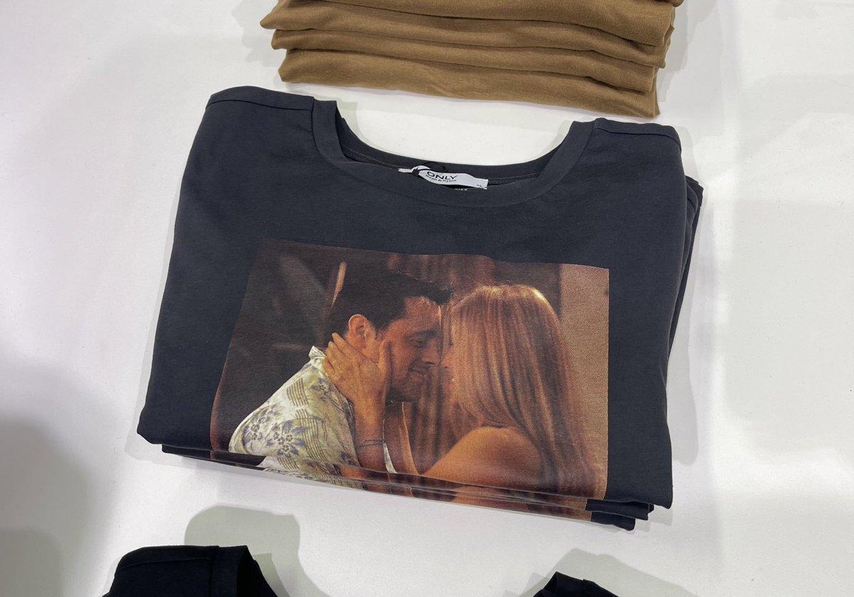 cjcregg__'s tweet image. i’ve never ever seen rachel and joey merch before. idk how to feel?