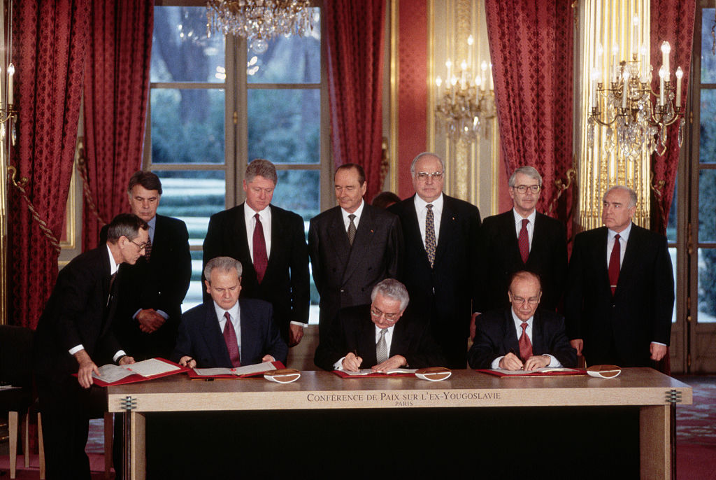 StrifeBlog's tweet photo. What are the challenges in implementing a power-sharing model in deeply divided societies? Megan Neill Andrés discusses the lessons form the Bosnian War in 1995 on #StrifeJournal Autumn 2021 issue

https://t.co/YOyZank03j https://t.co/5kleGgtf0W