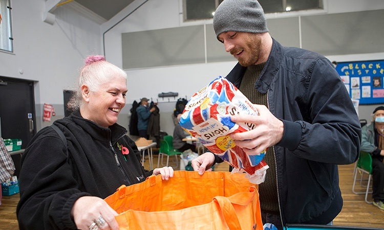 Since the outbreak of #Covid-19, <a href="/EH_Highbury/">Elizabeth House</a> has been running a #foodhub and delivering produce to local residents, a lifeline for many who had to isolate or were struggling financially. Islington Life pays a visit: orlo.uk/aGsrj #IslingtonTogether #IslingtonLife