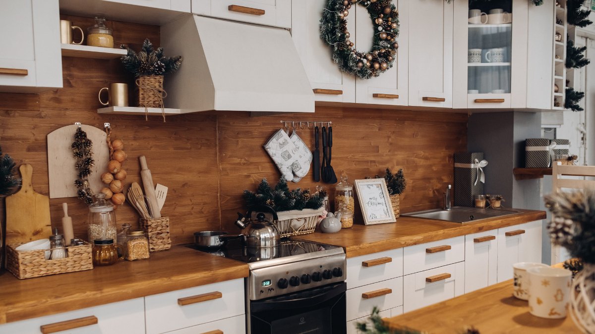kitchenshortcut's tweet photo. Part of the #Holiday festivities is the decorations and lights that adorn your home. Sometimes, we miss out on embezzling some spaces including our kitchens. Here are easy ideas you can do to your cooking station https://t.co/tr5OkQhx4w

#kitchendesign #kitchendecor #Christmas https://t.co/DrY3niqpCc