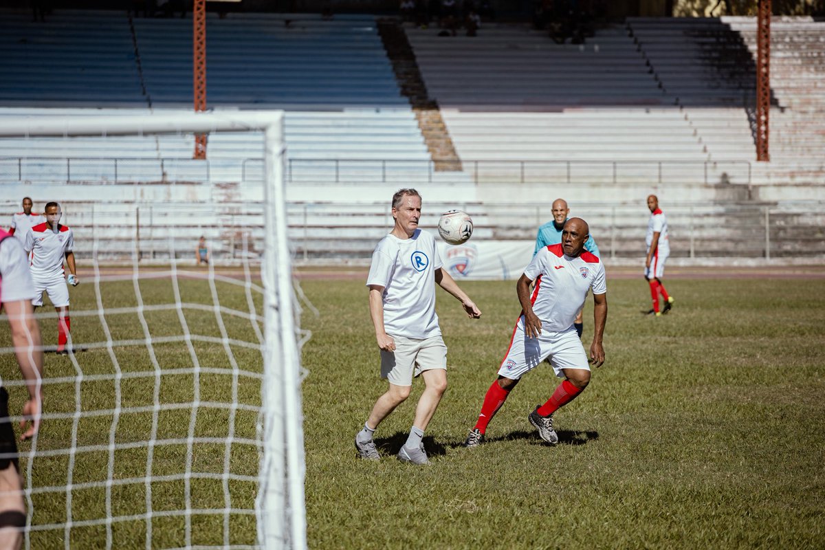UKinCuba's tweet photo. Los grandes equipos no conocen fronteras 🥅 ⚽️
Para celebrar el primer partido oficial jugado en Cuba entre Roverts y Hatuey hace más de 100 años, @UKinCuba enfrentó al equipo de la Asociación Cubana de Fútbol en el Estadio Pedro Marrero.
#britishweekcuba
📸: @pgsm88 https://t.co/yV4DiRLuKH
