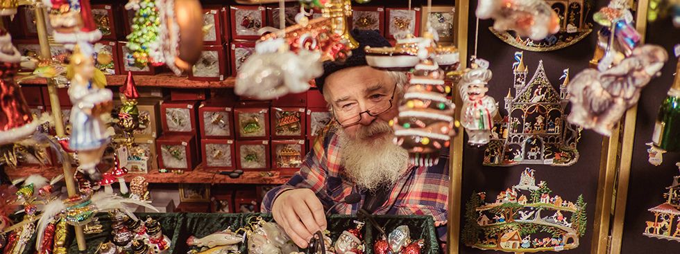 muenchen's tweet photo. Wie entstehen eigentlich #Krippenfiguren, #Christbaumschmuck, Lebkuchen und Co? Wir haben die Aussteller*innen vom Münchner #Christkindlmarkt besucht: In unseren Porträt-Videos erzählen sie euch ganz persönlich, wie sie bei der Arbeit vorgehen: https://t.co/ffM5aTRJNj https://t.co/EXr9bnwEy8