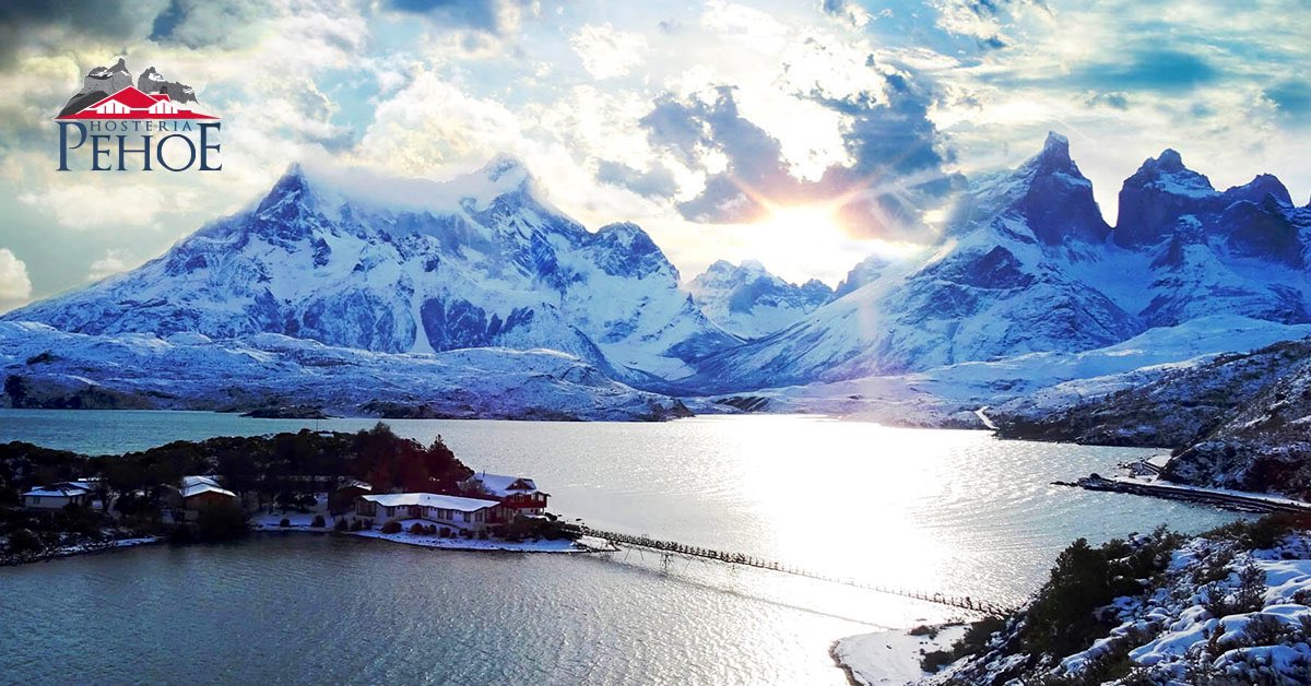 Otra bella foto del lago Pehoe con vista a la Hostería del mismo nombre y los Cuernos del Paine en temporada de invierno ❄️