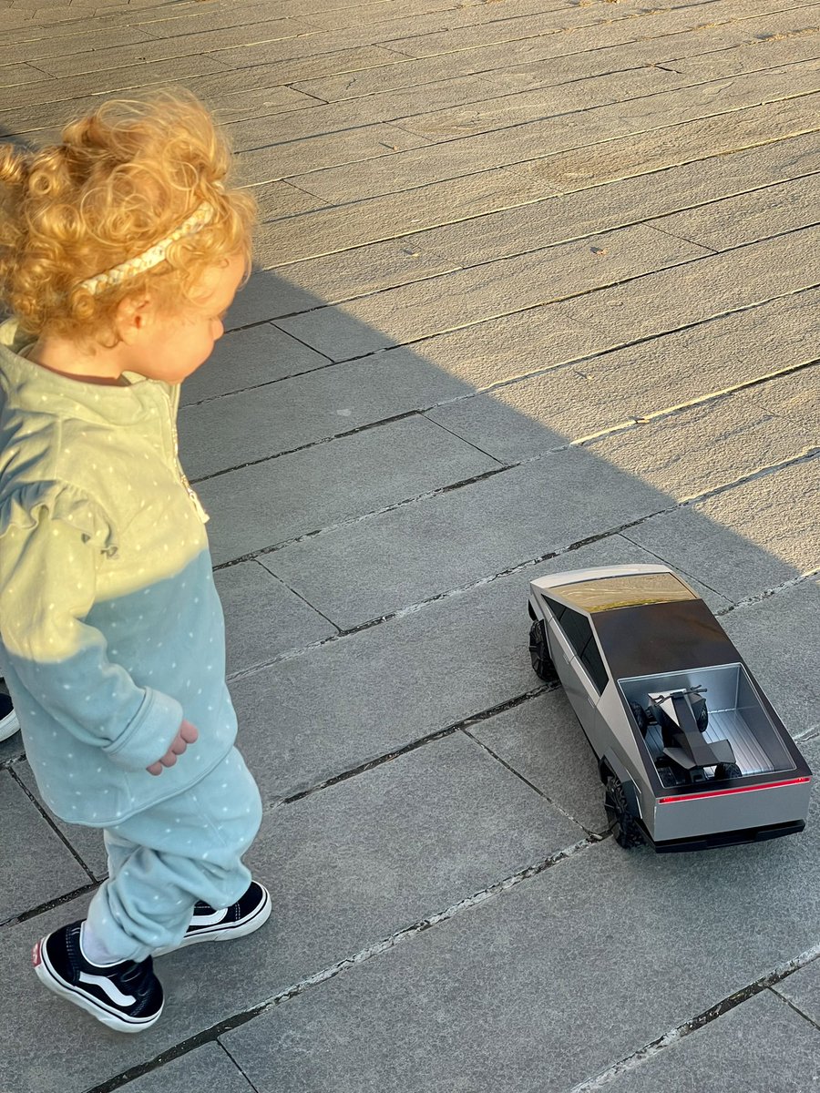 ShadowHolden's tweet photo. Tatum’s 1st Tesla! @elonmusk Do you need an adorable baby model for your upcoming launch?!? Sign us up! 😆🙏🏼🤞🏻 https://t.co/ATYsDwSI1X