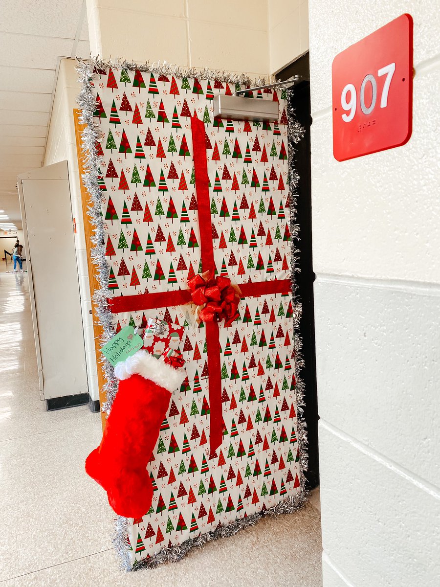 MsLuzier's tweet photo. Advisory 907 made our door look bright and festive!!🎄✨ #oakerpride @CoventryOakers https://t.co/zd3aEz3y2h
