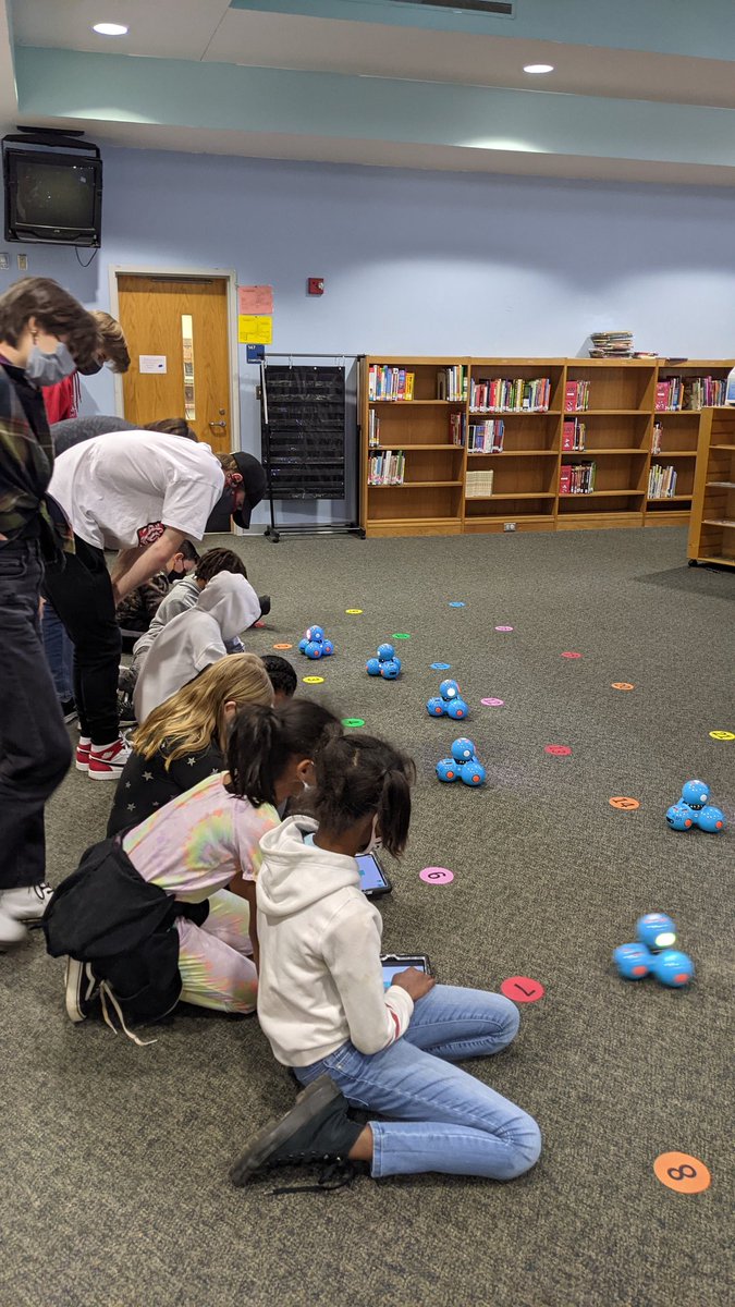 CFletcherMiller's tweet photo. Today our @MiddleCreekES students had the opportunity to participate in a variety of STEM activities led by students @mchsmustangs https://t.co/lbGkQ5qXxO