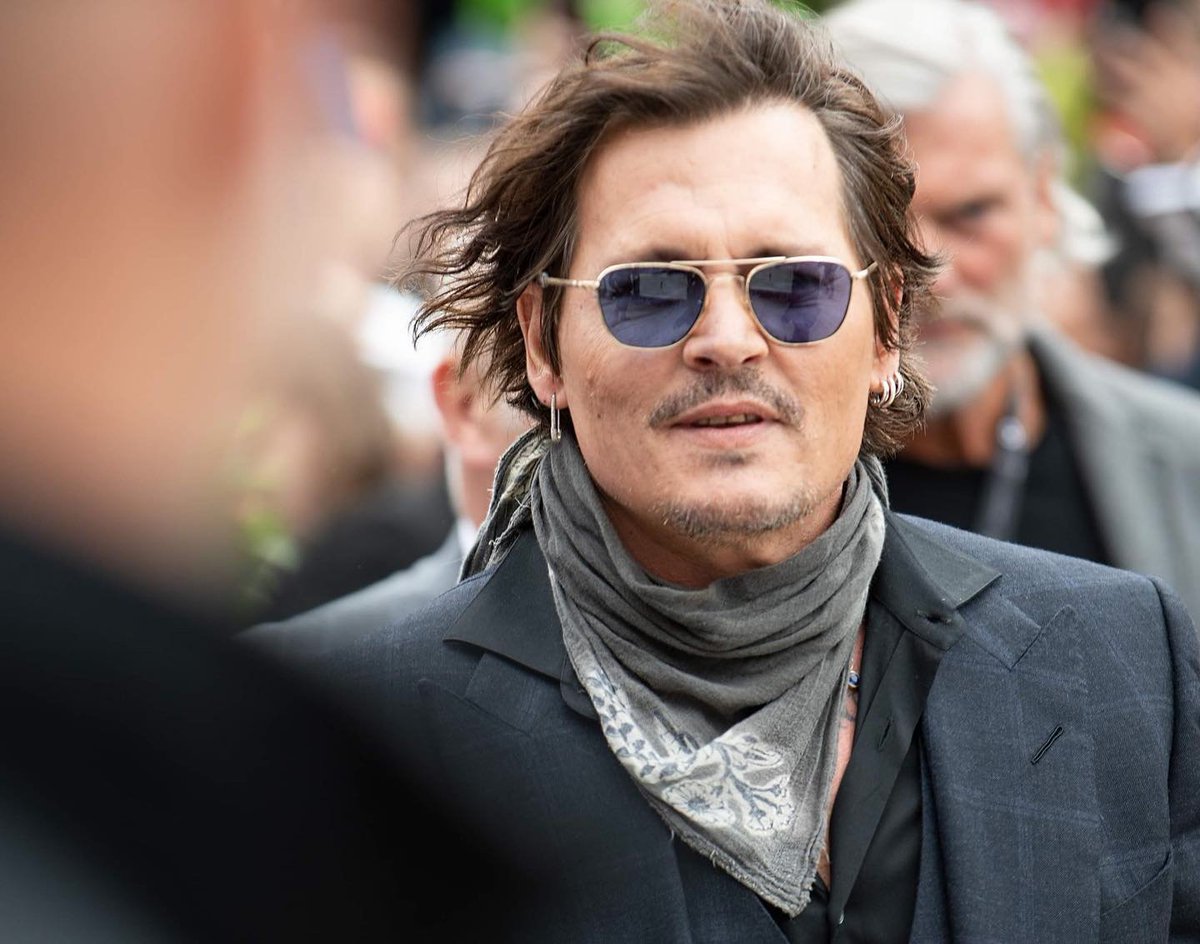 Johnnydepp_TH's tweet photo. "ที่ผมไม่ได้แสดงในสัตว์มหัศจรรย์ต่อแล้วน่ะเหรอ นั่นผมไม่ได้ตัดสินใจเอง เป็นการตัดสินใจของวอร์เนอร์ฯ ต้องขอบคุณประสบการณ์อันยาวนานของพวกเขาที่ทำให้เขามีความรู้มากมายเกี่ยวกับวงการนี้ วิเคราะห์มันออกมาแล้วก็ถามผมอย่างสุภาพว่าให้ผมลาออกจากบท ผมก็ตอบไปอย่างสุภาพว่าได้ครับ ก็เท่านั้น" https://t.co/CTYC8UjcRP