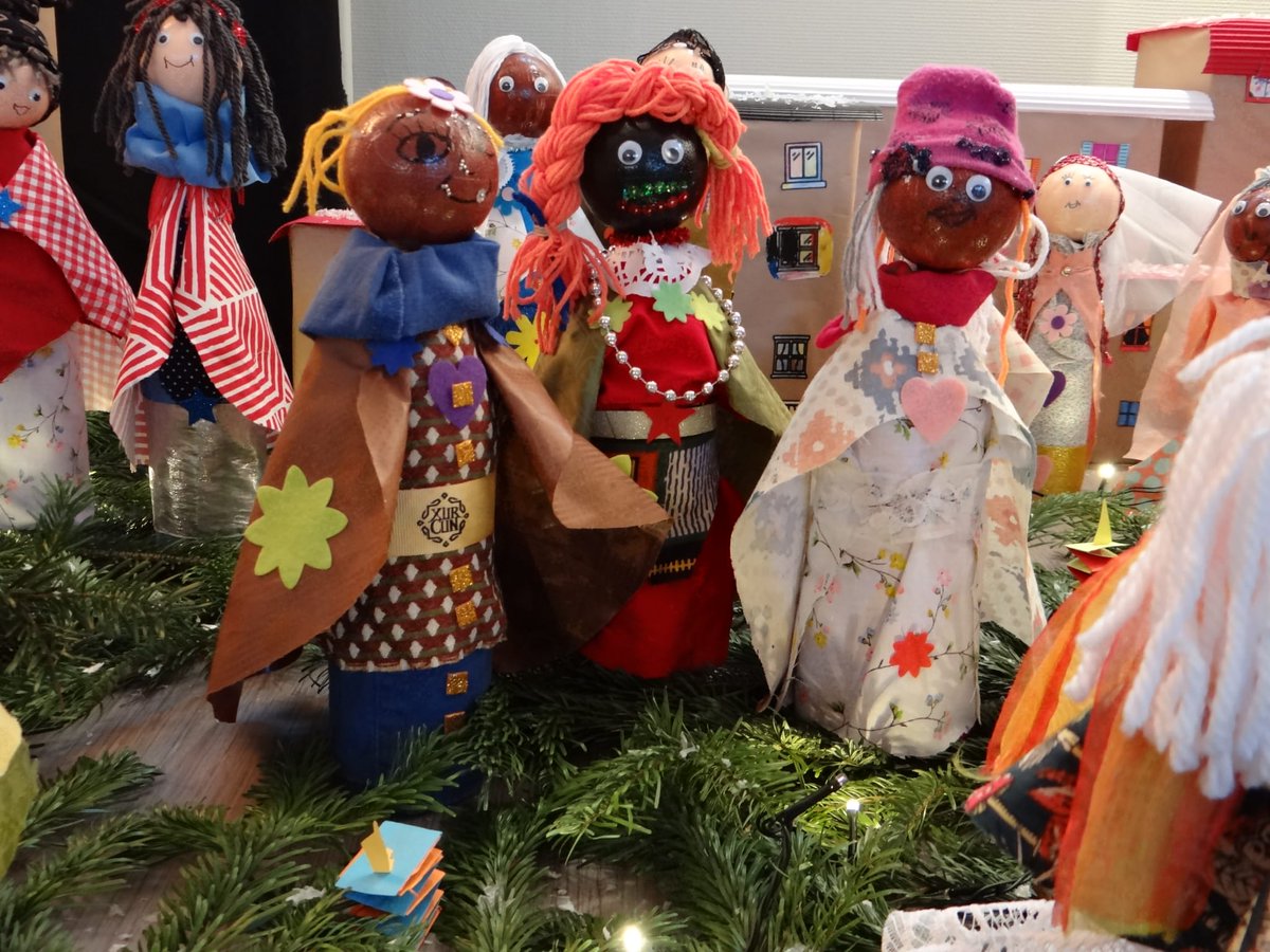 EnsCathoParis's tweet photo. 👼Travail d'équipe ! Chaque élève de l'école Sainte-Marie-Saint-Vincent (La Madone) a réalisé un santon de la magnifique crèche présente dans l'école. Chacun, à son image, est présent, avec ses goûts, sa gaîté, son environnement... https://t.co/m1oyeQbQjc